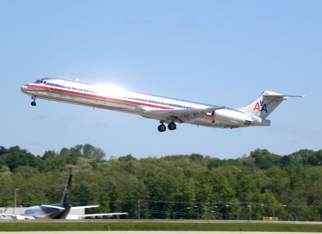 McDonnell Douglas MD-82 (N493AA)