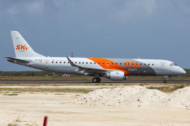 Embraer ERJ-190 (P4-KCK) - Taxiing towards the runway for take-off.