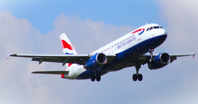 Airbus A320 (G-MIDT)