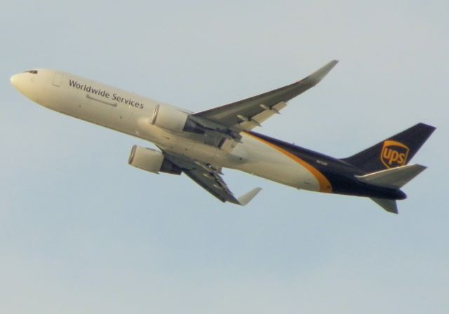 BOEING 767-300 (N312UP)