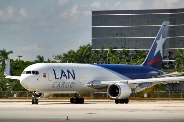 BOEING 767-300 (N418LA)