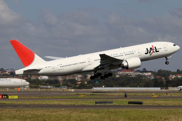 Boeing 777-200 (JA704J)