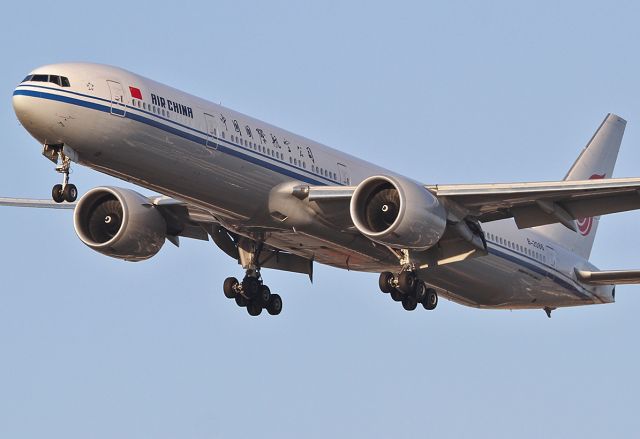 BOEING 777-300ER (B-2086) - Landing at the LAX.