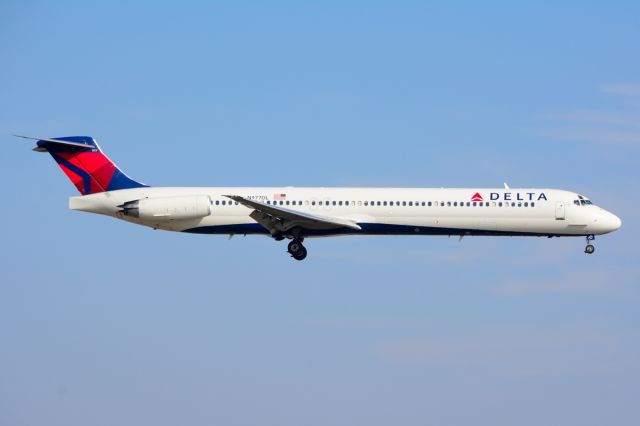 McDonnell Douglas MD-88 (N977DL) - N977DL - Delta - MD-88 - Arriving KDFW 02/08/2014