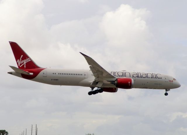 Boeing 787-9 Dreamliner (G-VOWS)