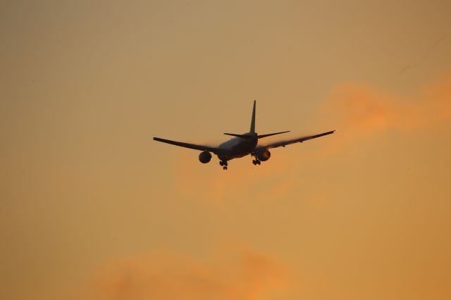 Boeing 777-200 —