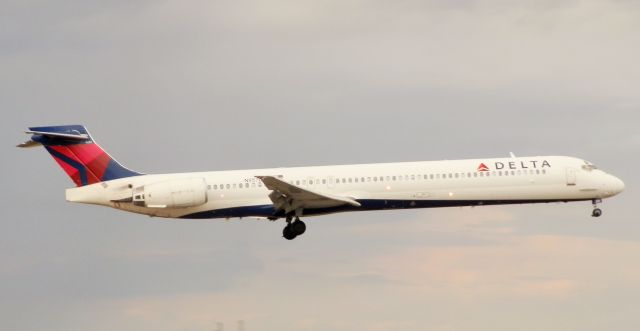 McDonnell Douglas MD-88 (N957DL)