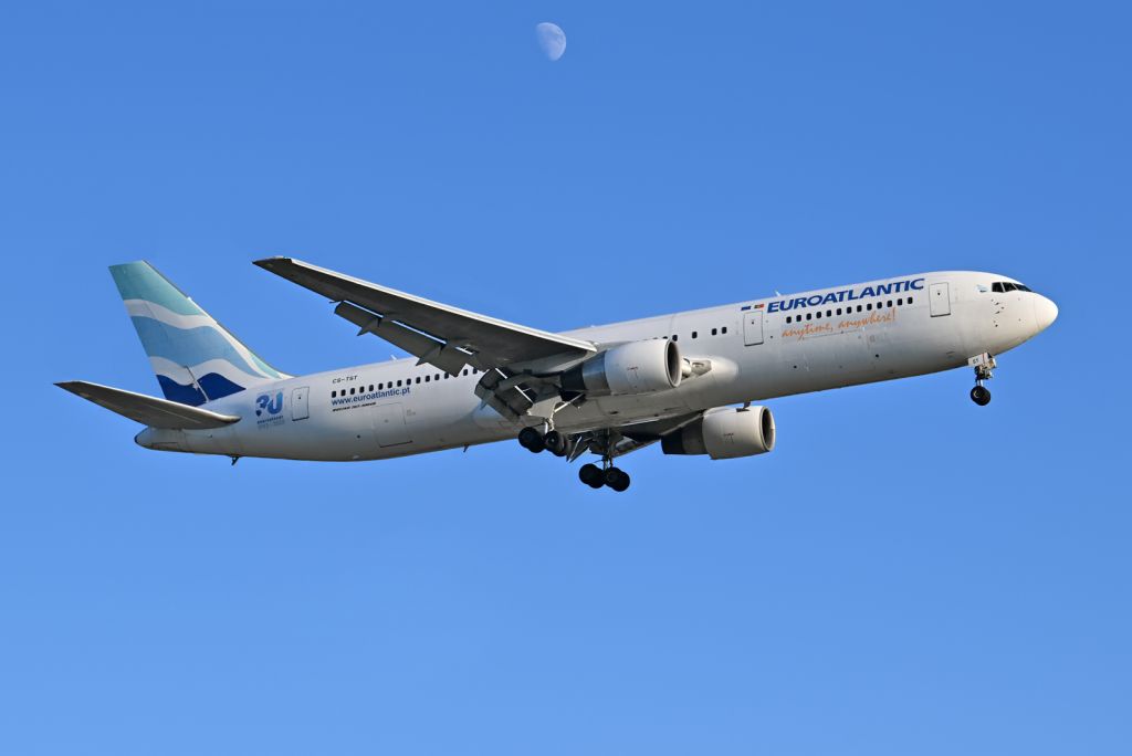 BOEING 767-300 (CS-TST)