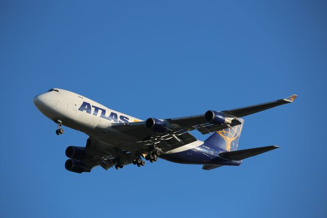 Boeing 747-400 (N498MC)