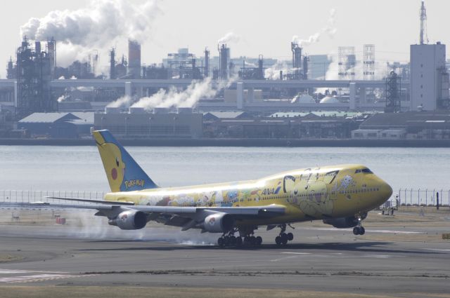 Boeing 747-400 (JA8957) - Landing at Haneda Intl Airport Rwy34L on 2013/02/11 "Pokemon c/s"