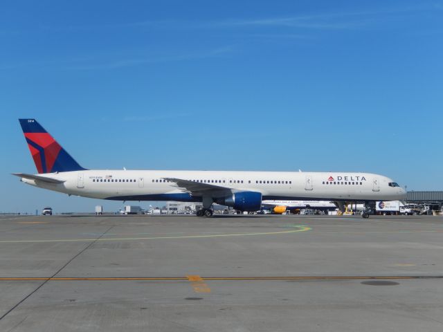 BOEING 757-300 (N594NW)