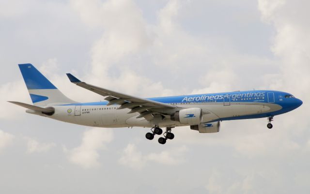 Airbus A330-200 (LV-FNK)