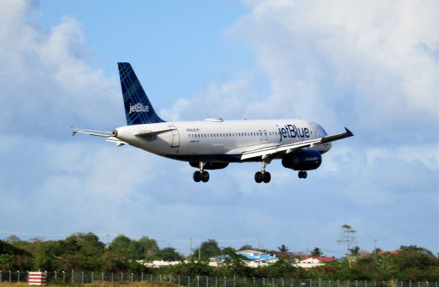 Airbus A320 (N566JB)