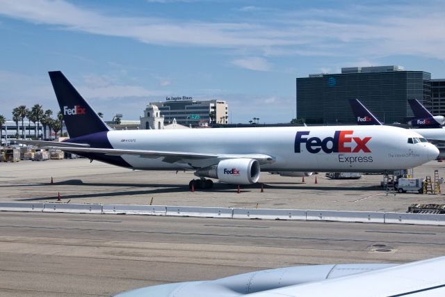 BOEING 767-300 (N135FE)