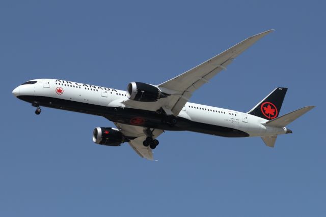 Boeing 787-9 Dreamliner (C-FSBV) - 01/09/2021:  Flight from Toronto (YYZ),  on final to runway 30.