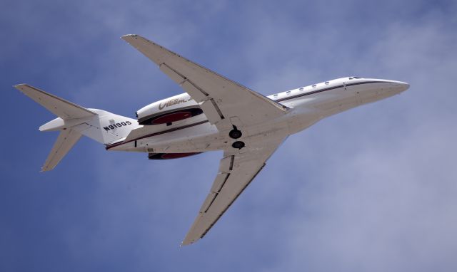 Cessna Citation X (N919QS) - Worlds fastest business jet. One can see that.