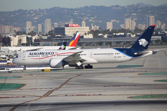 Boeing 787-9 Dreamliner (XA-ADH)