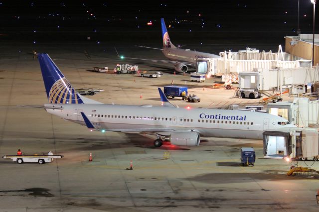 Boeing 737-800 (N87512) - Taken 11-17-2010