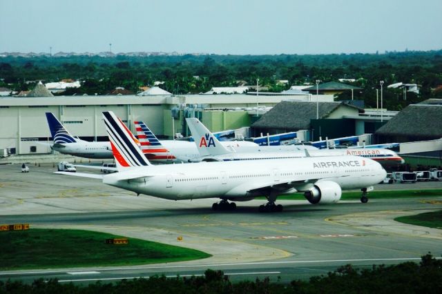 BOEING 777-300ER (F-GZNL)