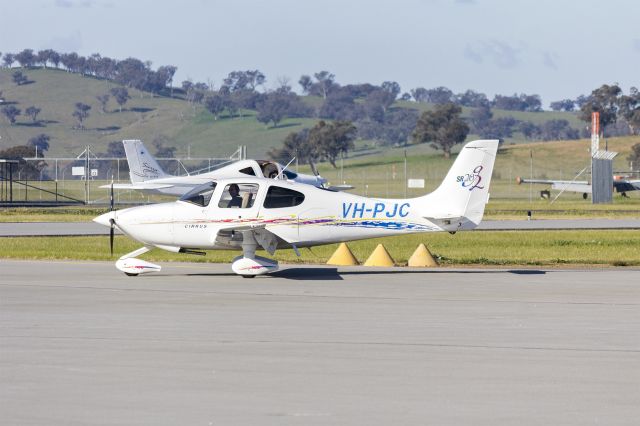 Cirrus SR-20 (VH-PJC) - Cirrus SR20 (VH-PJC) taxiing at Wagga Wagga Airport.