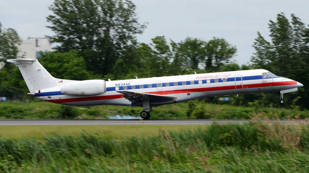 Embraer ERJ-135 (N834AE)