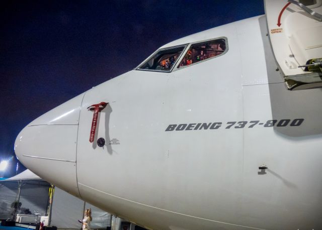 Boeing 737-700 —