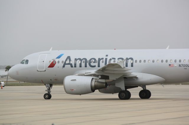 Airbus A319 (N700UW) - US Air Flight 2090 (N700UW) prepares for flight at Sarasota-Bradenton International Airport