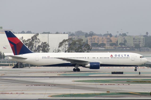 BOEING 767-300 (N136DL) - N136DL  Boeing  B767-332  DAL  KLAX  20130305  4411