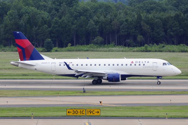 Embraer 170/175 (N615CZ) - Seen at KIAD on 7/4/2009