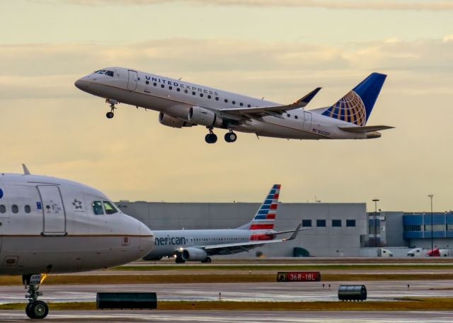 Embraer 175 (N122SY)