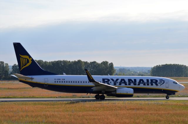 Boeing 737-700 (EI-EMH) - Taxiing to RWY 31R on A9 way