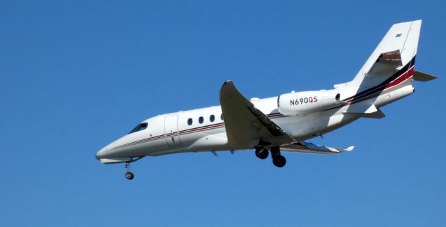 Cessna Citation Latitude (N690QS) - On short final is this 2019 Cessna Citation 680A Latitude in the Autumn of 2022.