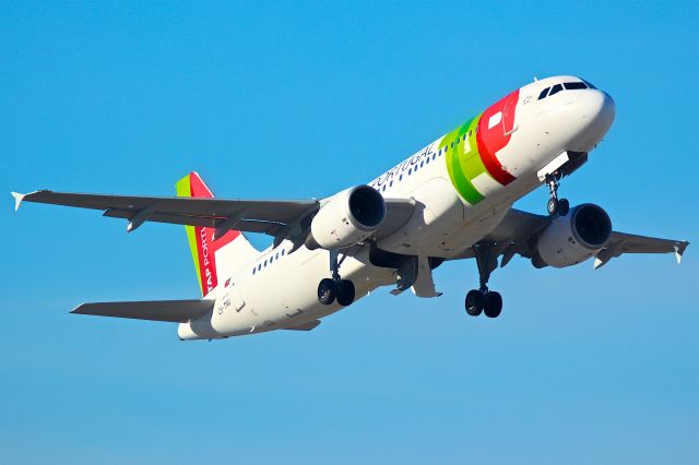 Airbus A320 (CS-TNU)