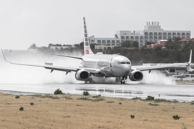 Boeing 737-800 (N864NN)