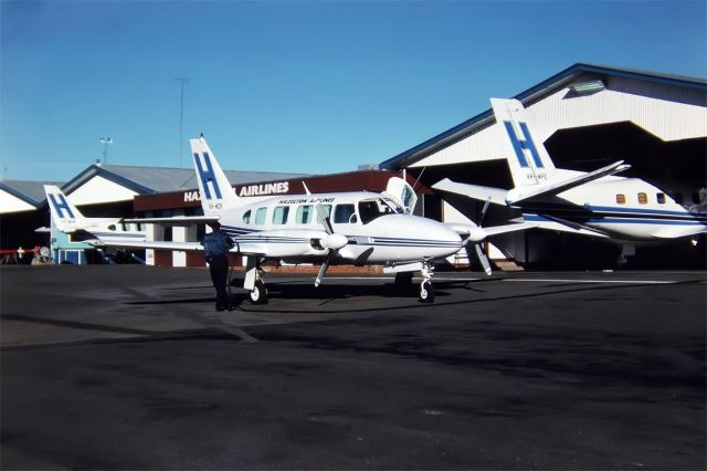 VH-MZK — - HAZELTON AIRLINES - PIPER PA-31-350 CHIEFTON - REG : VH-MZK (CN 31/8152180) - CUDAL AIRPORT NSW. AUSTRALIA - YCUA 26/6/1988 35MM SLIDE CONVERSION USING A LIGHTBOX AND A NIKON L810 DIGITAL CAMERA IN THE MACRO MODE.