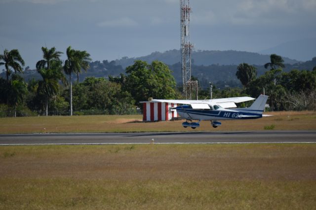 Cessna Skyhawk (HI628) - The beautiful C172 from the Latin aviation school, landing on the MDST rwy11 .... Beautiful little