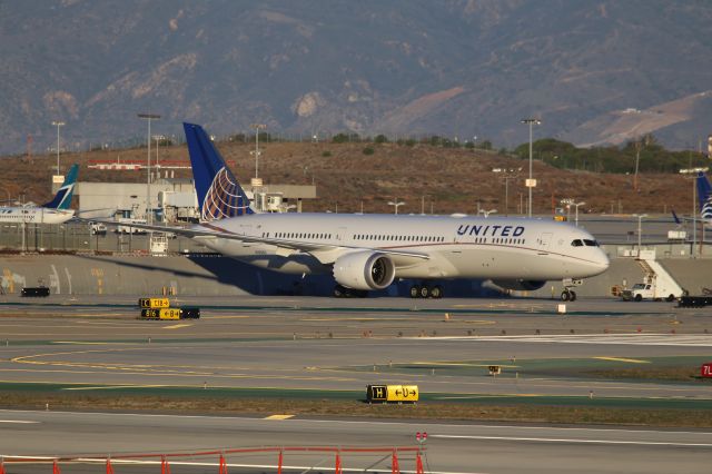 Boeing 787-9 Dreamliner (N26960)