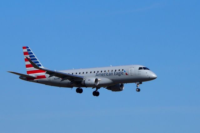 Embraer 170/175 (N221NN)