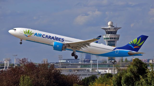 Airbus A330-300 (F-OONE) - Rare take-off runway 26/08.