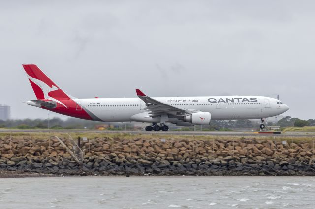 Airbus A330-300 (VH-QPJ) - Qantas (VH-QPJ) Airbus A330-303 departing Sydney Airport