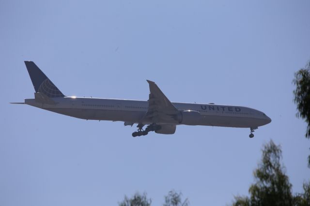 BOEING 777-300ER (N2747U)