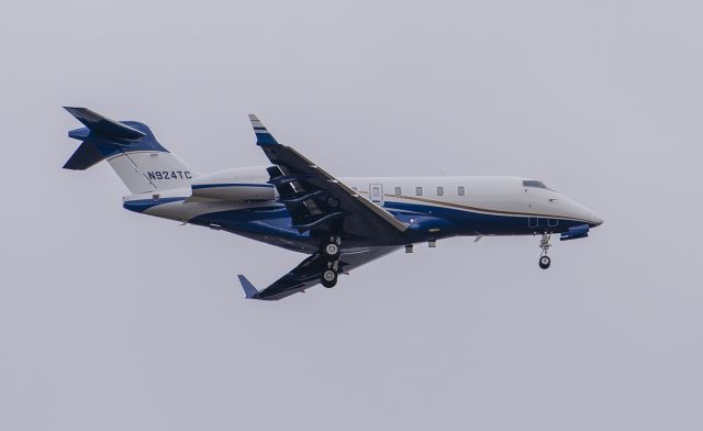 Bombardier Challenger 300 (N924TC) - Arriving rwy 2L @KDPA.