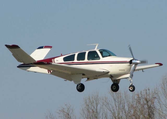 Beechcraft 35 Bonanza (N5698K) - 1964 Beech S35 landing on runway 14 at Downtown Shreveport.