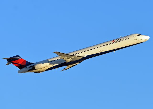 McDonnell Douglas MD-90 (N954DN)