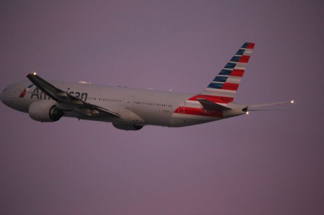 Boeing 777-200 (N752AN)