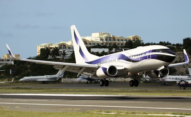 Boeing 737-700 (N111VM) - N111VM landing at TNCM