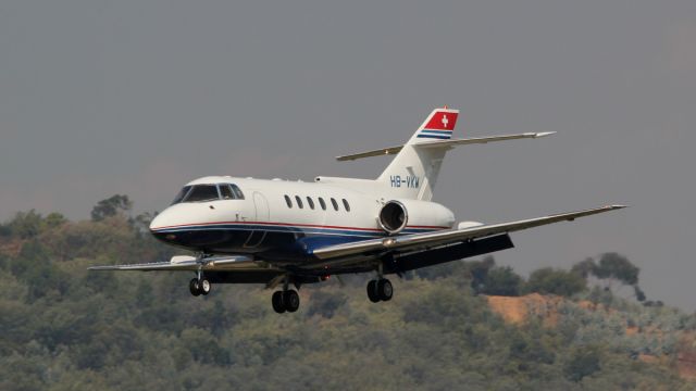 Hawker 800 (HB-VKW) - SHORT FINAL 17 TO CANNES-MANDELIEU AIRPORT FRENCH RIVIERA , 08.13.15