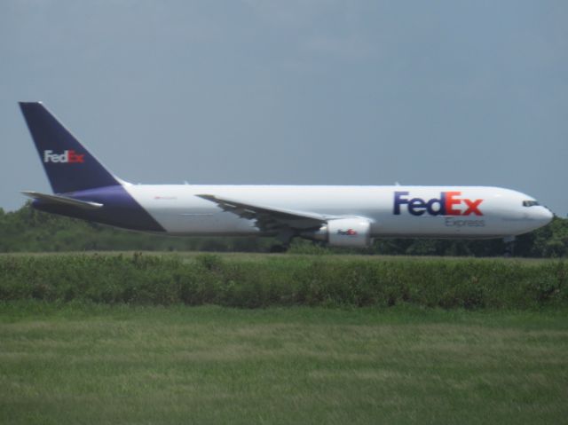 BOEING 767-300 (N134FE)