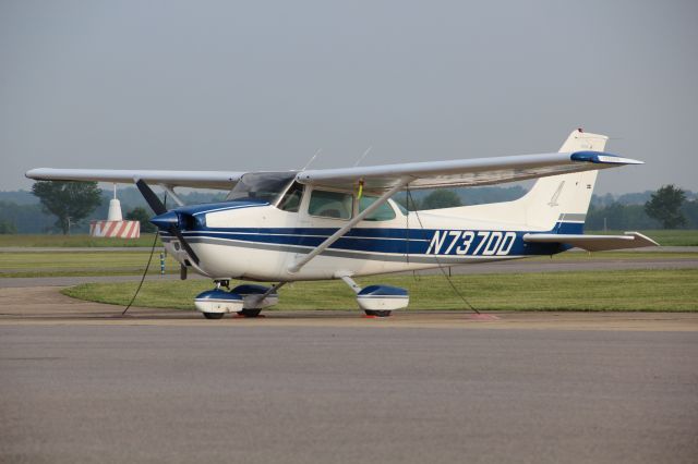 Cessna Skyhawk (N737DD) - May of 2014...