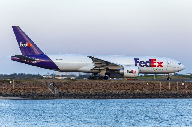 BOEING 777-200LR (N854FD) - FedEx (N854FD) Boeing 777-FS2 taxiing at Sydney Airport.